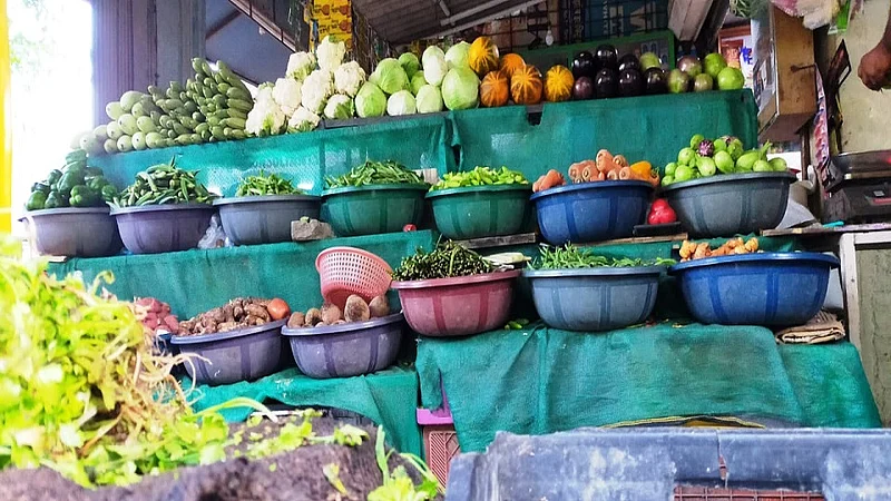 भाज्यांचे भाव कडाडले! कोरोनाने आधीच आर्थिक संकटात असलेल्या सर्वसामान्यांचे हाल सुरूच