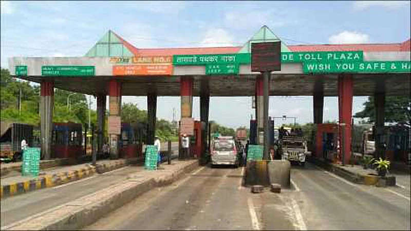 तासवडे टोलनाक्यावर साडेतीन लाखांचा गुटखा जप्त; साताऱ्यातील दोघांना अटक
