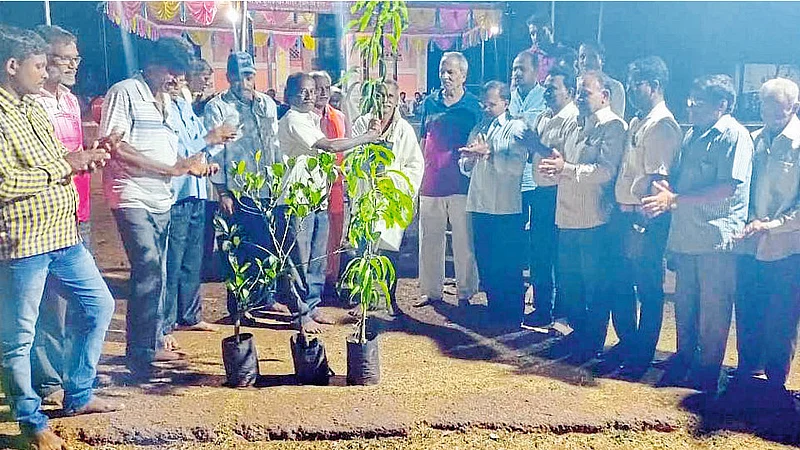 Kunkeshwar Villagers Give Save Environment Message Through Holi