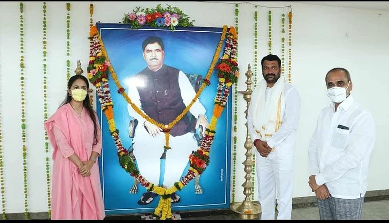 दिवंगत गोपीनाथराव मुंडे यांना खासदार मुंडेंकडून अभिवादन