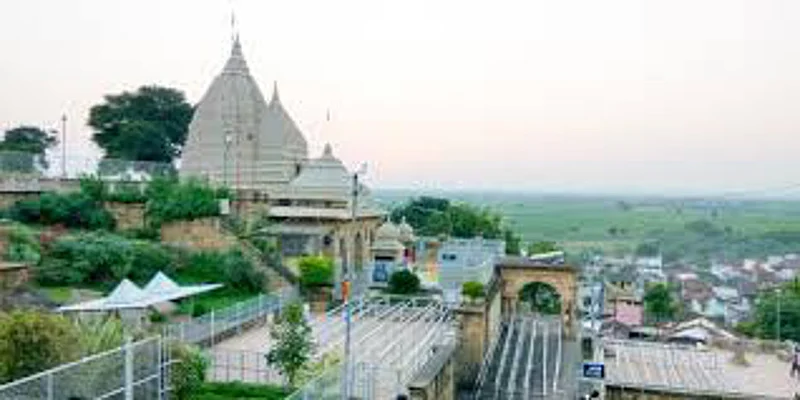 सुनसाल पडलेला आदासा येथील मंदिर परिसर