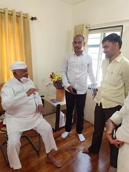 Anna Hazare praises MLA Nilesh Lanke work