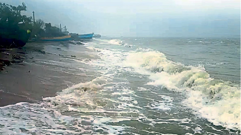 रामेश्वरम : बुरेवी चक्रीवादळामुळे शुक्रवारी जोरात वारे वाहू लागल्याने किनाऱ्यावर धडकणाऱ्या लाटा.