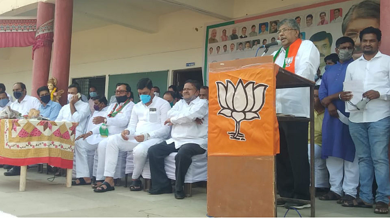 कासारी येथे पदविधर व शिक्षक मेळाव्यात मार्गदर्शन करताना भाजपचे प्रदेशाध्यक्ष चंद्रकांत पाटील.