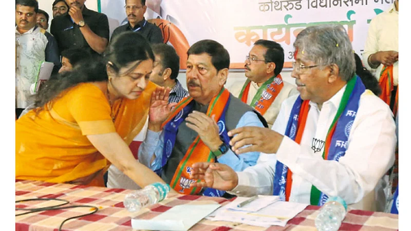 आशिष गार्डन, कोथरूड - कोथरूड मतदारसंघात बुधवारी झालेल्या भाजपच्या प्रचार मेळाव्यात चर्चा करताना मेधा कुलकर्णी, गिरीश बापट आणि उमेदवार चंद्रकांत पाटील.