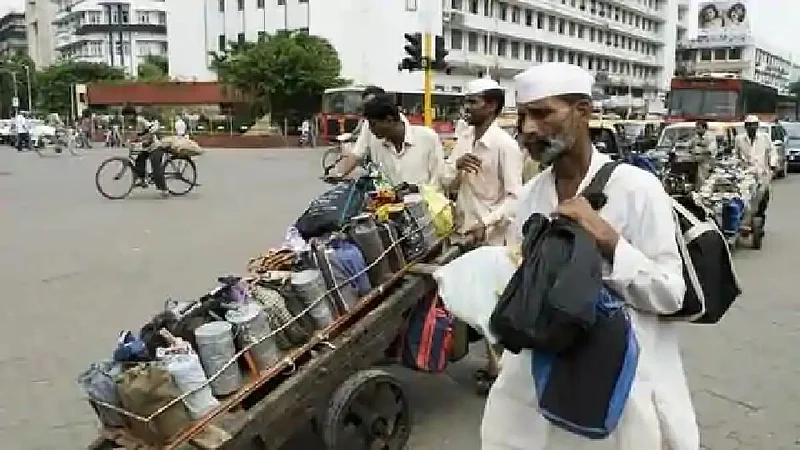 मनसेच्या आंदोलनात मुंबईचे डबेवाले; लोकलनं प्रवास करु द्या, डबेवाल्यांची मागणी