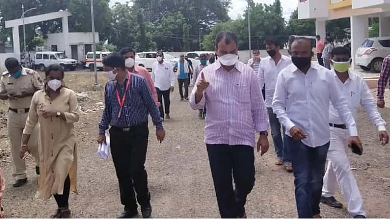 इंदापूर - शहरात कोरोना सर्व्हेक्षणाची माहिती घेताना राज्य मंत्री दत्तात्रय भरणे, नगराध्यक्षा अंकिता शहा व अधिकारी.