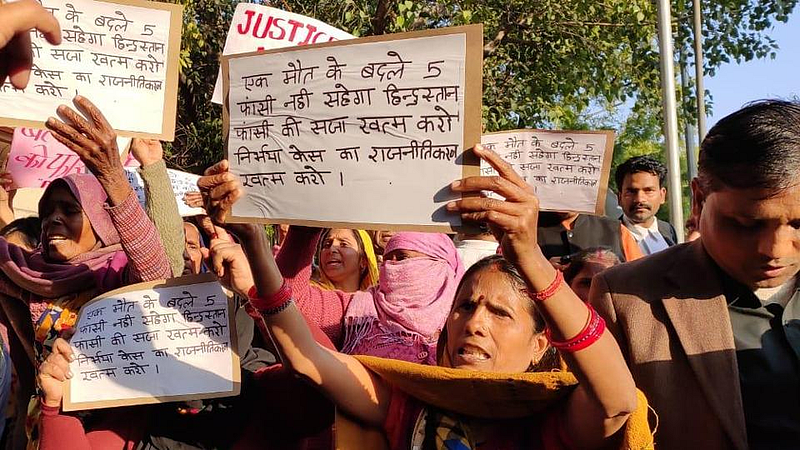 Nirbhaya Case : दोषी मुकेश कुमारची आई म्हणते, 'माझ्या मुलाला एक संधी द्या'