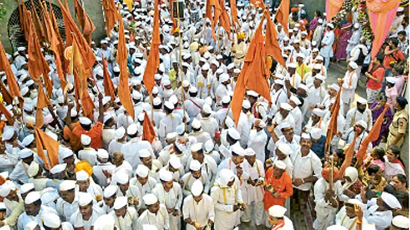आळंदी - माऊलींच्या पालखी सोहळ्याच्या प्रस्थानप्रसंगी मंदिरात भगव्या पताका घेऊन दाखल झालेल्या दिंड्या.