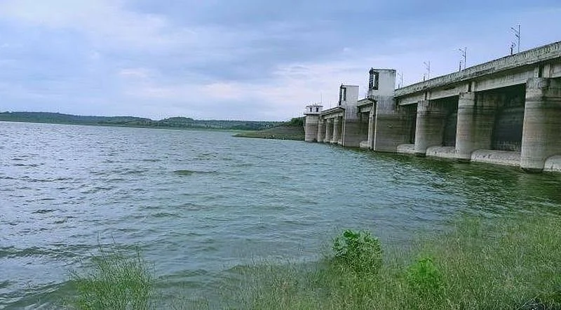 Due to heavy rains in Akola district, abundant water has accumulated in irrigation projects.jpg