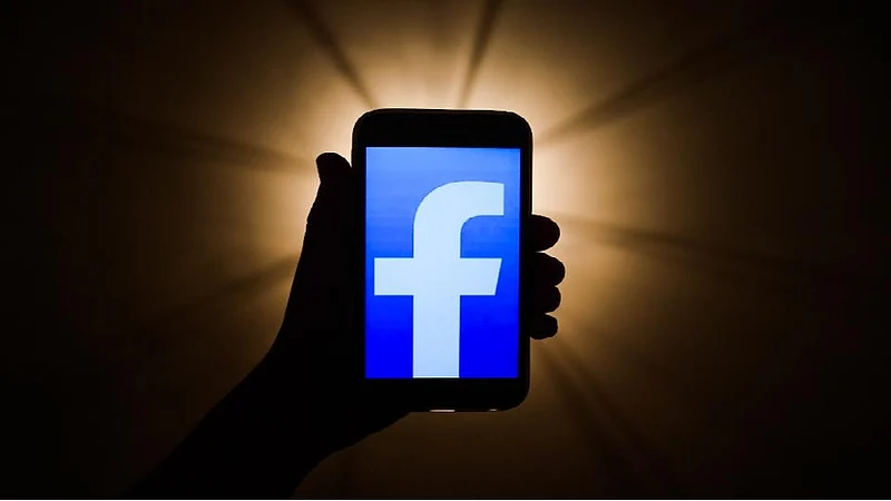 आयर्लंड-दिल्ली- मुंबई! Facebookच्या एका फोनमुळे वाचला तरुणाचा जीव