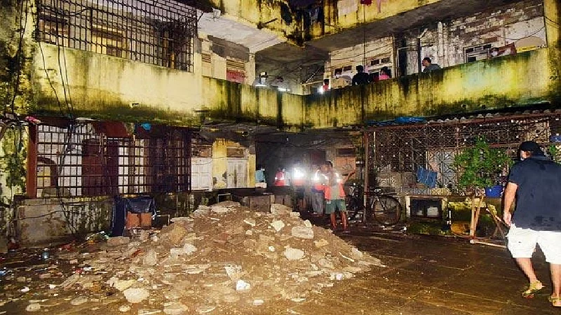 मुंबईतल्या GTB नगरमध्ये कोसळला इमारतीचा स्लॅब