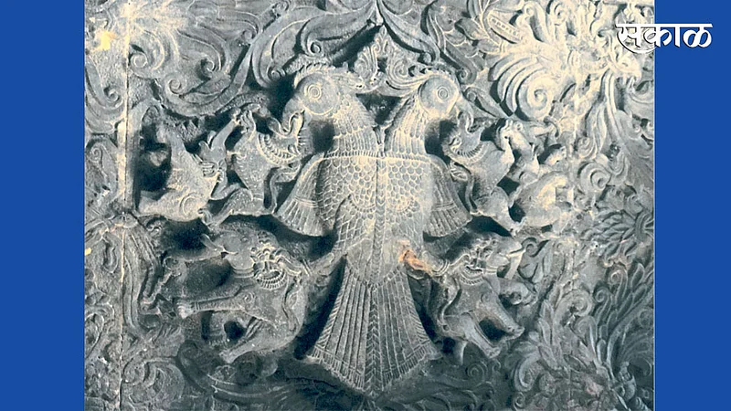 वीरभद्रमंदिराच्या छतावरची गंडभेरुंडाची प्रतिमा.
