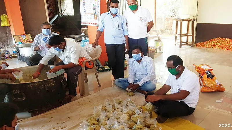 Helping Migrants at Jintur dist Parbhani