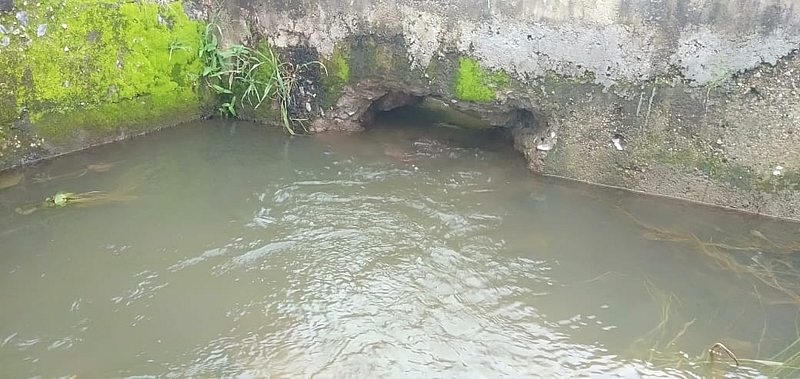 केळगाव (ता. सिल्लोड) ः मुर्डेश्वर मंदिर परिसरामधील गट क्रमांक 17 मधील धरणाचा सांडवा अज्ञात व्यक्तीने फोडल्यामुळे धरणातील तीस टक्के पाणी वाहून गेले आहे.