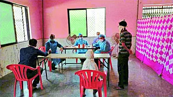 हॉलमध्ये एकत्रित येऊन डॉक्टरांची "ओपीडी'
