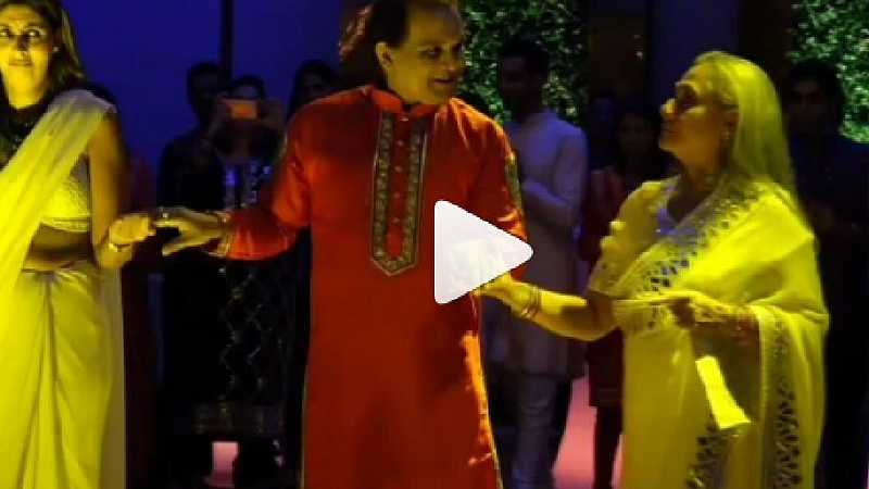VIDEO : मायलेकीचा अफलातून डान्स; 'पल्लो लटके' गाण्यावर थिरकल्या श्वेता व जया बच्चन