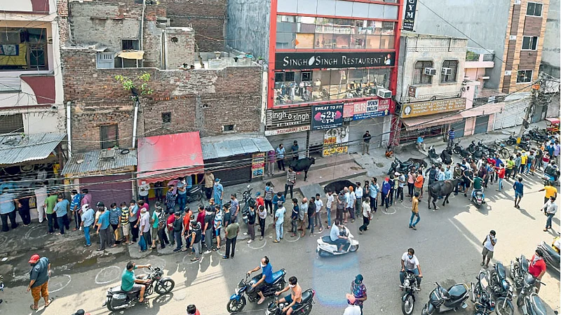 नवी दिल्ली : मद्यविक्रीच्या दुकानासमोरील रांग