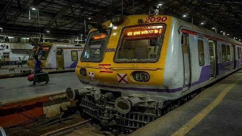 मध्य रेल्वेवर सोशल डिस्टंन्सिंगची फज्जा, पश्चिम रेल्वेवरही सारखीच परिस्थिती