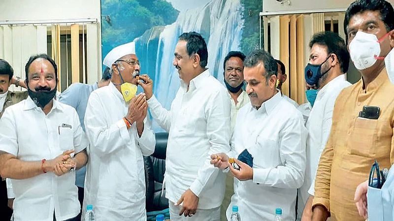 Video : राष्ट्रवादीच्या नेत्यांनी चाखले 'माेदीं'चे पेढे