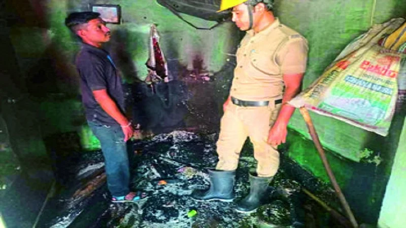 प्राप्त माहितीनुसार अंकुश रामटेके हे मागील काही वर्षापासून जोगेश बोरीकर यांच्या घरी भाड्याने राहतात. गुरुवारी सकाळी नेहमीप्रमाणे त्यांनी आपली दैनंदिन कामे उरकून पूजा घरात दिवा लावला. ते कामानिमित्त सपत्निक बाहेर निघून गेले.