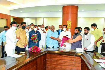 अमरिश पटेल यांनी विधान परिषद सदस्यत्वाची घेतली शपथ