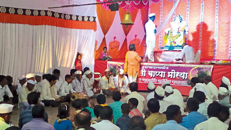 नरवणे (ता. माण) - सर्वेश्वर मंदिरात श्री गणेशमूर्ती प्रतिष्ठापनेवेळी ग्रामस्थांनी मोठी हजेरी लावली होती.