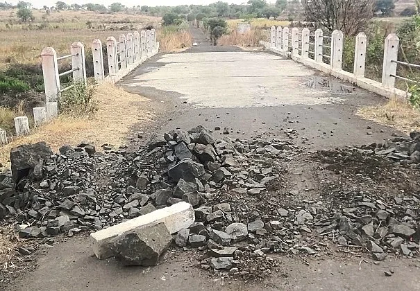 उमरगा : कोतनहिप्परगाहून येणाऱ्या रस्त्यावर टाकलेले दगड.
