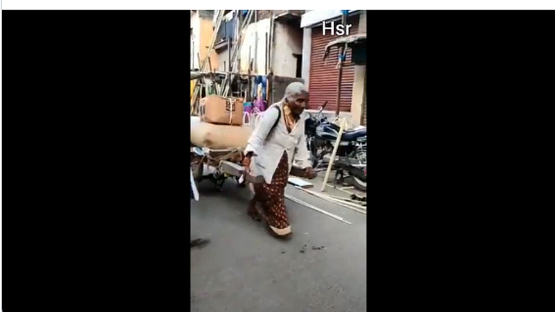 'जीवनाचा गाडा' ओढण्यासाठी आजीबाई ओढतेय हातगाडा! (व्हिडिओ)