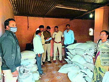 काळा बाजारात जाणारा रेशनचा माल पकडला; पून्हा चोरीला गेला आणि पोलिसांनी पकडला