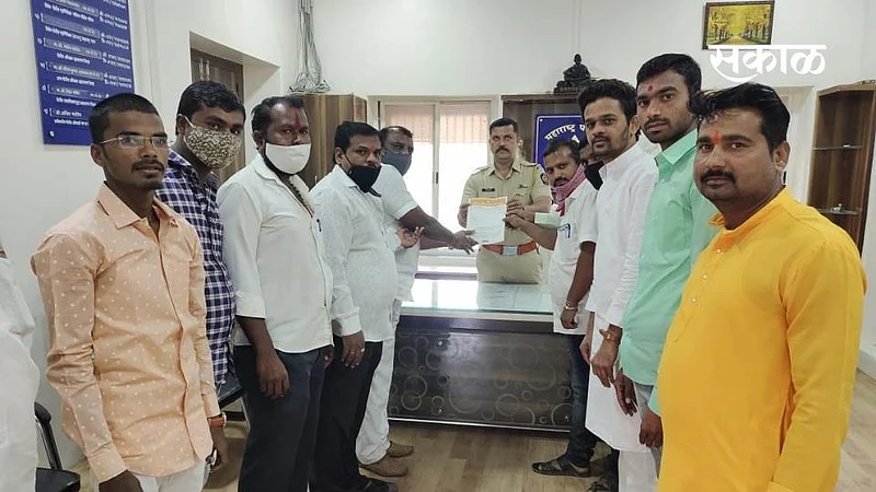 Parner's MNS has demanded that a case of fraud be filed against Power Minister Raut as the power distribution company in Parner has cheated the public by sending increased bills..jpg