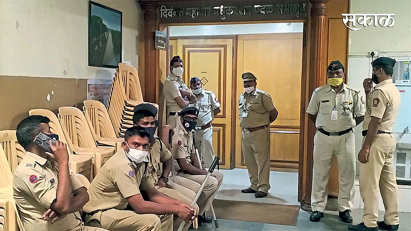 पिंपरी - महापालिका स्थायी समितीचे विद्यमान अध्यक्ष संतोष लोंढे यांच्या कार्यकाळातील शेवटची सभा शुक्रवारी रात्री झाली, त्या वेळी सभागृहाबाहेर असलेला पोलिस बंदोबस्त.}