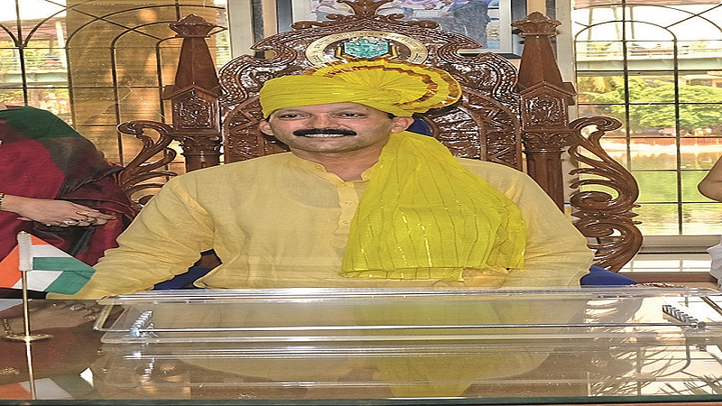 विरार ः निवडीनंतर महापौरपदी विराजमान झालेले प्रवीण शेट्टी.