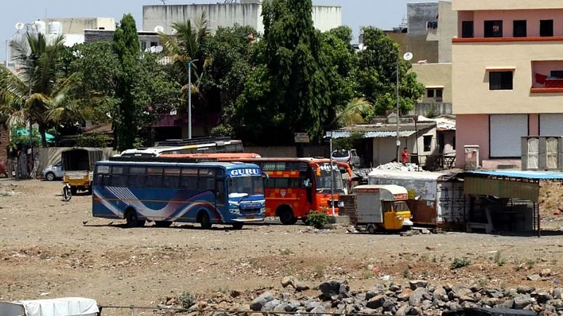 खासगी बसचालकांनाही फटका; कामगारांची आर्थिक कोंडी