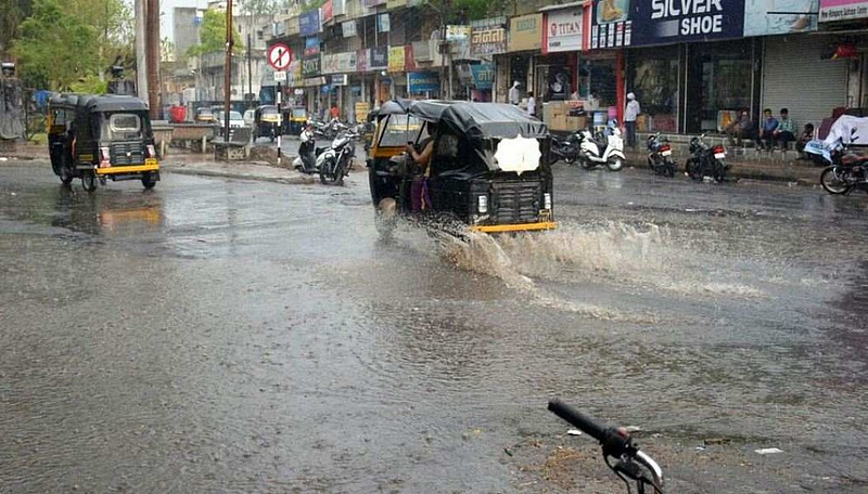 मुंबईत मुसळधार पाऊस; रस्त्यांवर पाणी