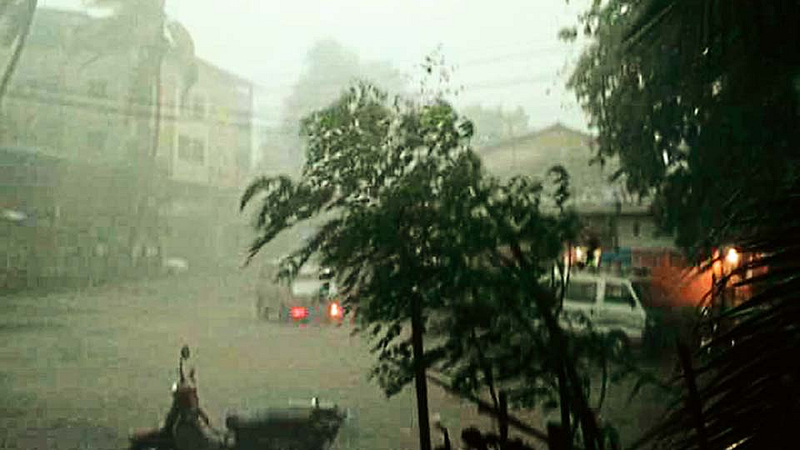 चिपळूण - चिपळूण तालुक्याला शनिवारी दुपारी मुसळधार पावसाने झोडपले.