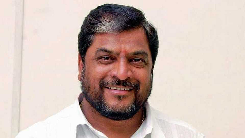 Raju Shetty should decide to accept the MLA post for the farmers