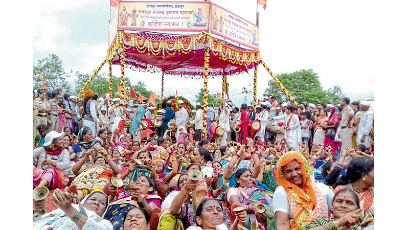 ज्ञानोबा तुकारामचा जयघोष करताना टाळकरी महिला.