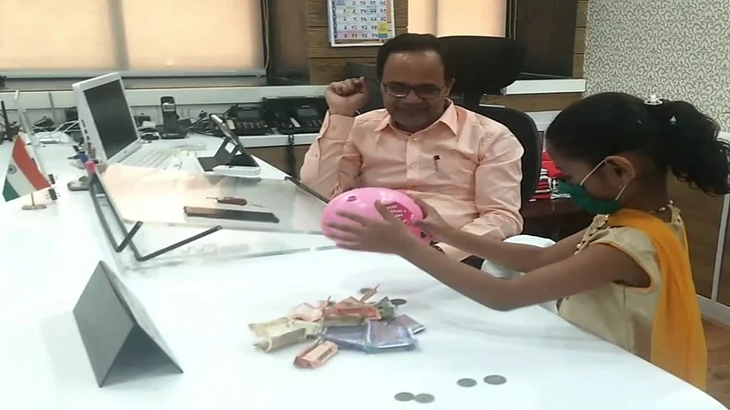 कोरोना रुग्णांच्या मदतीसाठी पाॅकेटमनी देताना समृद्धी गाेडसे