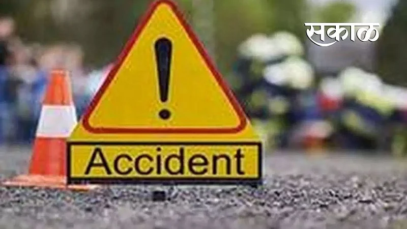 प्राप्त माहितीनुसार गोदावरी नामदेव भुरे वय ४८ वर्षे राहणार बिना संगम असे अपघातातील मृत महिलेचे नाव आहे. तर ललिता ज्ञानेश्वर जांगळे-५३ व करूणा चांगदेव जांगळे-४५रा.बिनासंगम असे गंभीर जखमीचे नाव आहे.व सोबत असणा-या चौथ्या महिलेचे नाव अश्विनी कैलास बेलपांडे-३८}