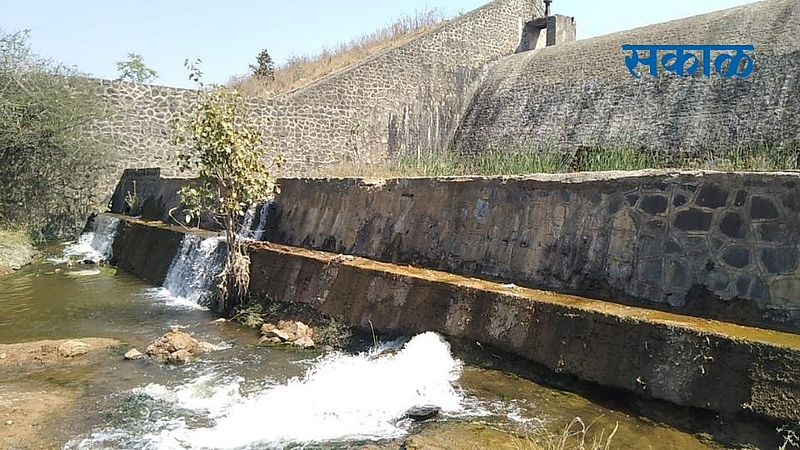 जाडगाव बंधाऱ्यातून लाखो लिटर पाणी जातेय वाहून