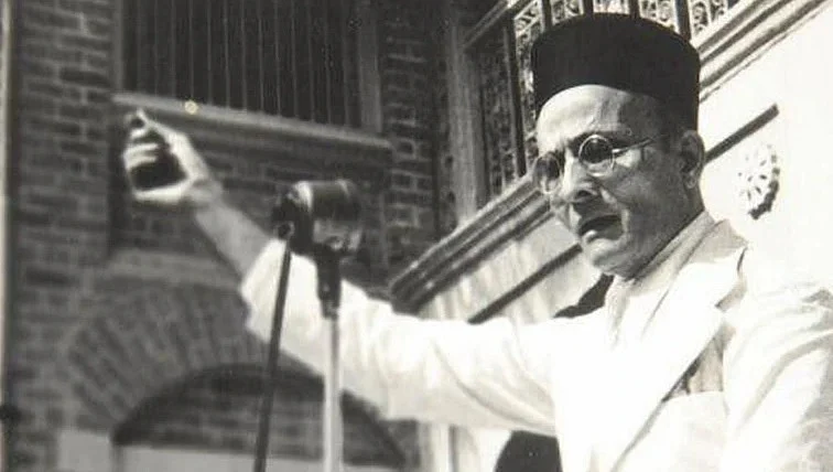 सर्व शाळांमधून सावरकरांचा फोटो हटविणार; राज्य सरकारचा निर्णय