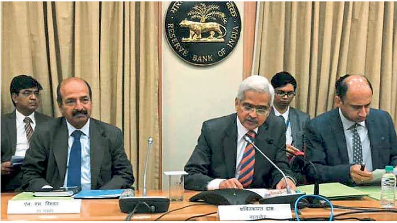 रिझर्व्ह बॅंकेचे गव्हर्नर शक्तिकांत दास आणि अन्य वरिष्ठ अधिकारी.(संग्रहित छायाचित्र)