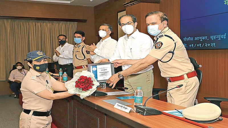 माजगावच्या शुभांगी कांबळेंची कामगिरी; तीन बांगलादेशी महिलांची केली सुटका