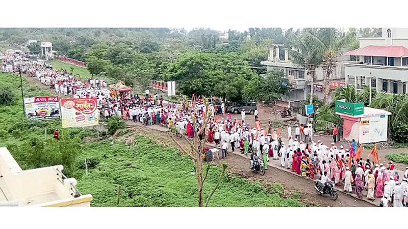 वाघळवाडी (ता. बारामती) - संत सोपानदेव महाराज पालखी सोहळा मार्गस्थ होताना.