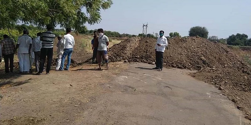 तुळजापूर : तालुक्यातील खडकी, धोत्री येथील ग्रामस्थांनी सोलापूरकडे जाणारा रस्ता वडजीजवळ अडवला.