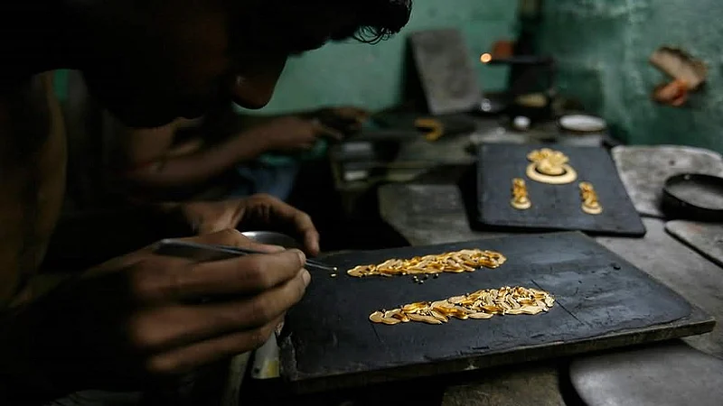 The bullion market in the state are in trouble due to lack of Bengali artisans