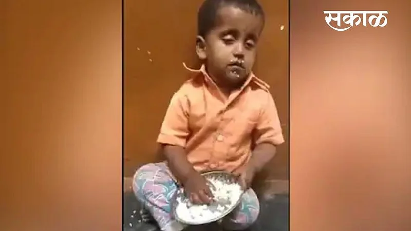 The video is going viral while the little boy is having a meal on social media.jpg}