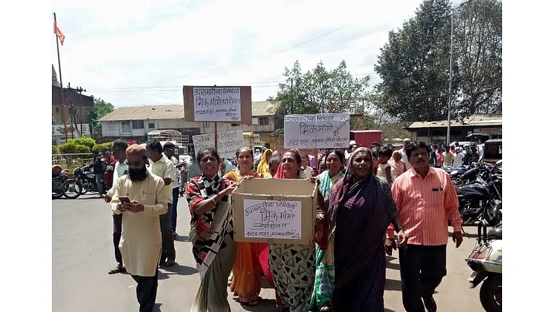 माजी मुख्यमंत्र्यांच्या दारात महिलांनी मागितली भीक