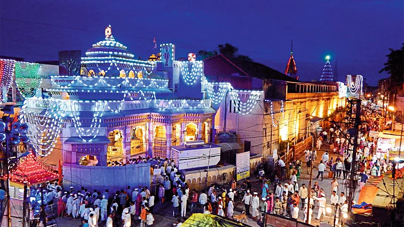 पंढरपूर - येथे श्री विठ्ठल- रुक्मिणी मंदिरावर केलेली आकर्षक विद्युत रोषणाई.
